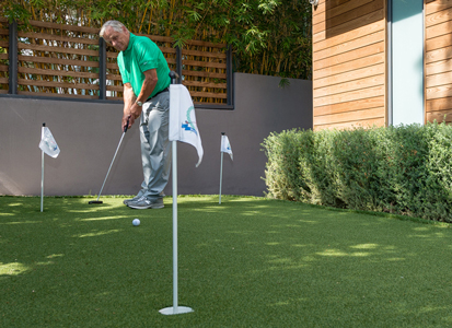 Turf putting green